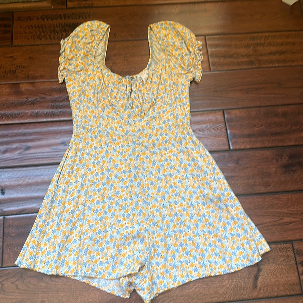 Full Tilt short sleeved romper, zips up back, hidden pockets in front.  Size M